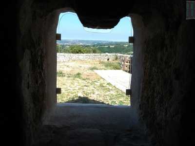 All'interno ciascun abside ha una finestrella che illumina i pochi banchi a disposizione dei fedeli